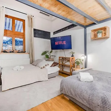Del Apartment *